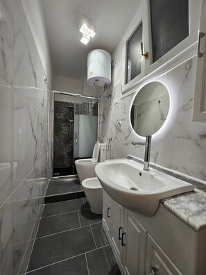 Dusche, Haartrockner, Bidet, Handtücher