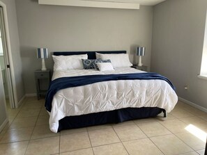 4 室のベッドルーム、デスク、WiFi、ベッドシーツ