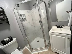 Shower, towels, soap, shampoo - "Tampa Bay Retreat: Close to Ybor & Riverwalk" (Tampa)