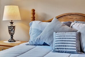 2 bedrooms, desk, iron/ironing board, travel cot - The Malta Cozy Getaway|Track|Belmont|SPAC|WIFI|Grill|Parking| (ballston spa)