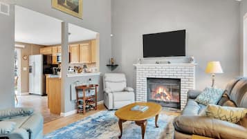 Smart TV, chimenea y monitor de computadora