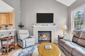 Smart TV, chimenea y monitor de computadora 