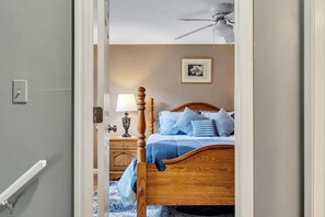2 habitaciones, escritorio y tabla de planchar con plancha 