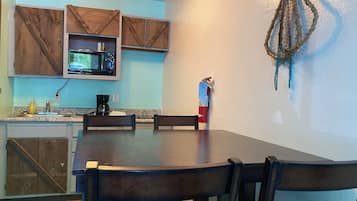 Condo família, vista para a piscina | Cozinha americana privada | Geladeira grande, micro-ondas, cooktop