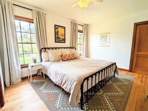 2 Schlafzimmer, Schreibtisch, Bügeleisen/Bügelbrett, Reisekinderbett