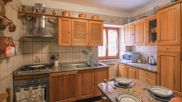 KylskÄp, spishÀll, diskmaskin och kaffe- och tebryggare