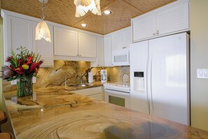 Private kitchen - Stunning Oceanfront Condo In Prefect Location With A/C (Wailuku)