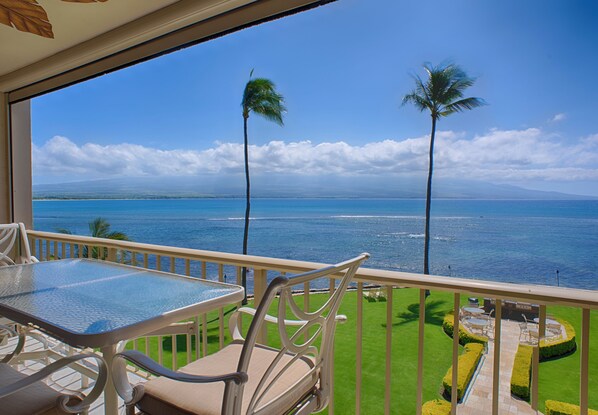 Outdoor dining - Stunning Oceanfront Condo In Prefect Location With A/C (Wailuku)