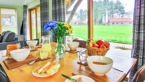 In-room dining - Hay's Wood Retreat (King's Lynn)