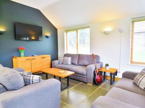 Familie-småhus, 2 soverom, hageutsikt | Oppholdsområde | En 40-tommers smart-TV med digitale kanaler samt strømmetjenester