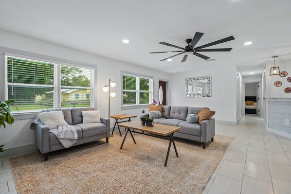 Smart TV, table tennis - 4BD 2BA near Anna Maria & downtown, private yard, RV/boat parking, sleeps 10 (Palmetto)