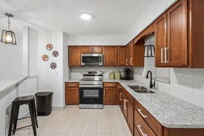 Fridge, microwave, oven, stovetop - 4BD 2BA near Anna Maria & downtown, private yard, RV/boat parking, sleeps 10 (Palmetto)