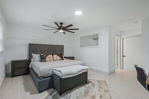 4 bedrooms, desk, free WiFi, bed sheets - 4BD 2BA near Anna Maria & downtown, private yard, RV/boat parking, sleeps 10 (Palmetto)