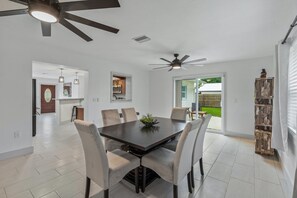 Dining - 4BD 2BA near Anna Maria & downtown, private yard, RV/boat parking, sleeps 10 (Palmetto)