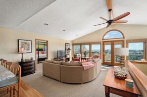 Smart-TV, Bücher, Stereoanlage