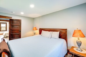 4 bedrooms, travel cot, WiFi, bed sheets - The Whitetop Farmhouse Getaway 4 Bedrm 2 Bathrm at Creeper Trailhead in Whitetop (Whitetop)