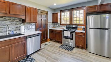 Een koelkast, een magnetron, een oven, een kookplaat