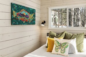 1 bedroom, iron/ironing board, WiFi, bed sheets - Ranger's Roost Chalet, a luxury, mountain based, dog-friendly retreat for 2. (Chugiak)