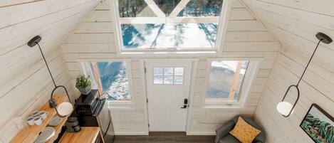 Réfrigérateur, micro-ondes, plaque de cuisson, cafetière/bouilloire