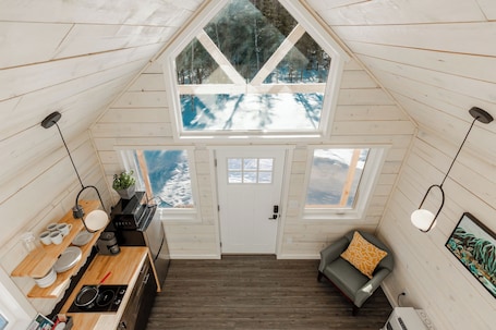 Fridge, microwave, stovetop, coffee/tea maker. Deluxe mountain-based retreat for two in Eklutna Valley