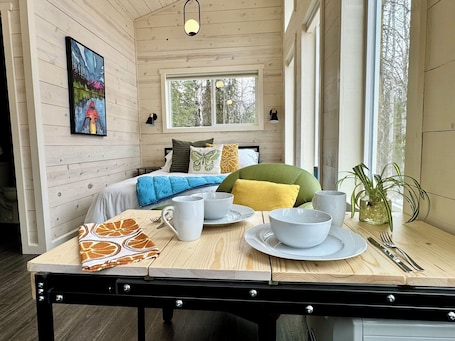 1 bedroom, iron/ironing board, WiFi, bed sheets. Experience serenity in a deluxe tiny house amid the Eklutna Valley's beauty.
