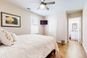 3 bedrooms, iron/ironing board, WiFi, bed sheets - Renovated bungalow with central AC, W/D, & modern kitchen, Free Wifi (Savannah)