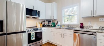 Renovated bungalow with central AC, W/D, & modern kitchen, Free Wifi