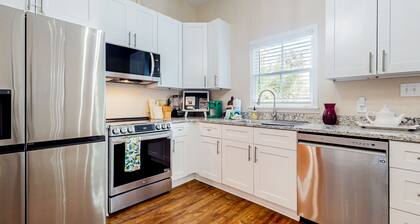 Renovated bungalow with central AC, W/D, & modern kitchen, Free Wifi