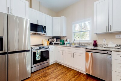 Renovated bungalow with central AC, W/D, & modern kitchen, Free Wifi