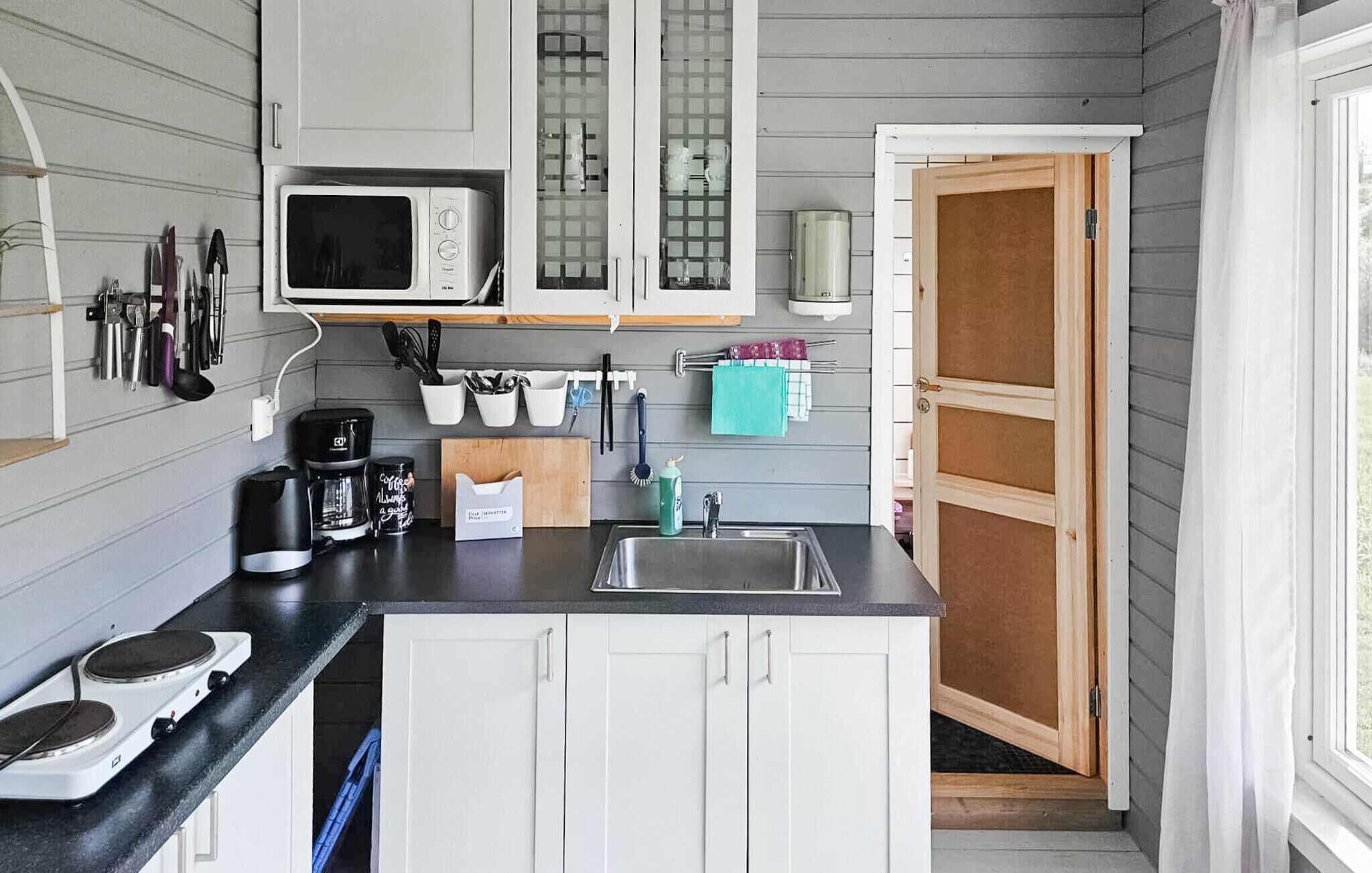 Frigorífic, placa de cuina i cafetera i tetera 