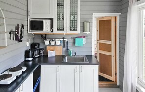 Fridge, stovetop, coffee/tea maker