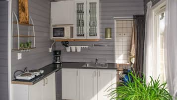 Geladeira, cooktop, cafeteira/chaleira