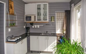 Kühlschrank, Mikrowelle, Herdplatte, Wasserkocher mit Kaffee-/Teezubehör