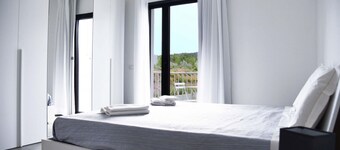 Groen House 9.16: Elegant Studio with Terrace