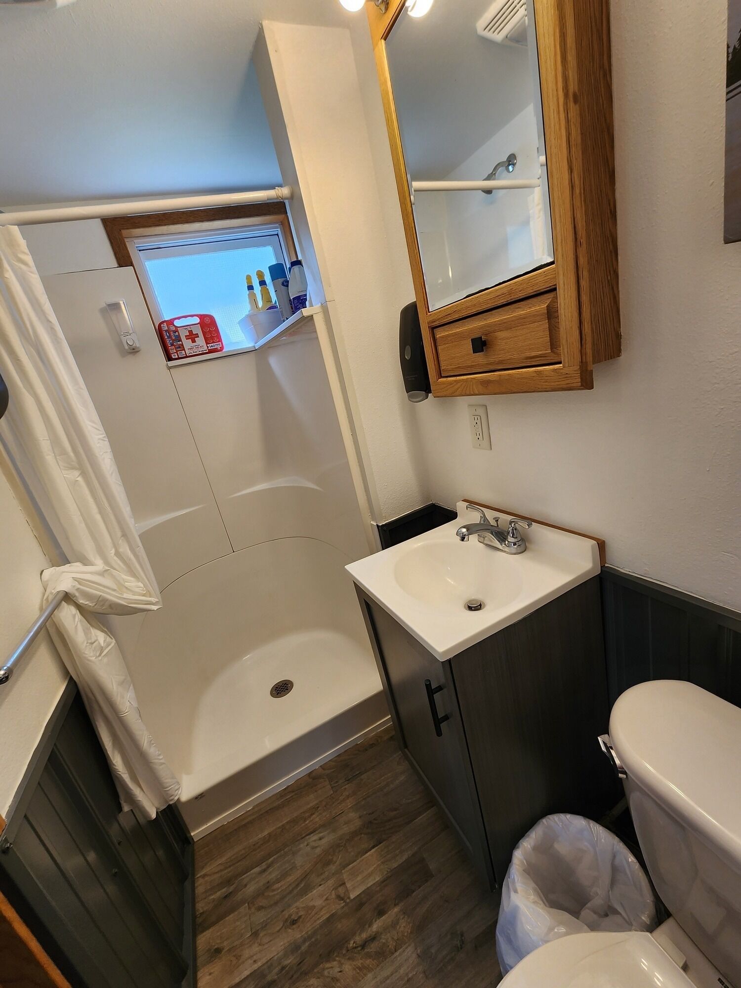 Dusche, Seife, Shampoo, Toilettenpapier