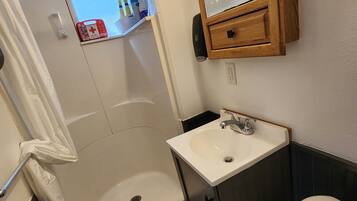 Dusche, Seife, Shampoo, Toilettenpapier