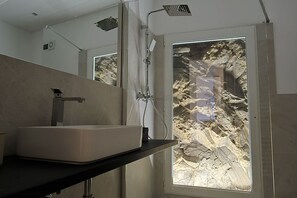 Dutxa, assecador de cabells, bidet i tovalloles 