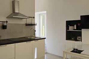 Refrigerador, horno, parrilla de estufa y utensilios de cocina 
