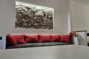 1 bedroom, WiFi, bed sheets - Full-featured apartment with rock shower (Riomaggiore)