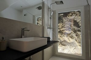 Dutxa, assecador de cabells, bidet i tovalloles 