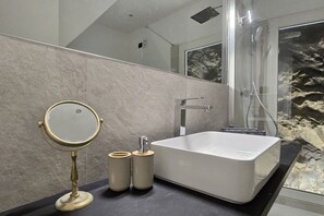 Shower, hair dryer, bidet, towels