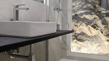 Doccia, asciugacapelli, bidet, asciugamani