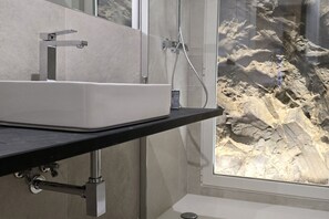 Douche, séchoir à cheveux, bidet, serviettes fournies