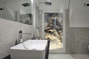 Dutxa, assecador de cabells, bidet i tovalloles 