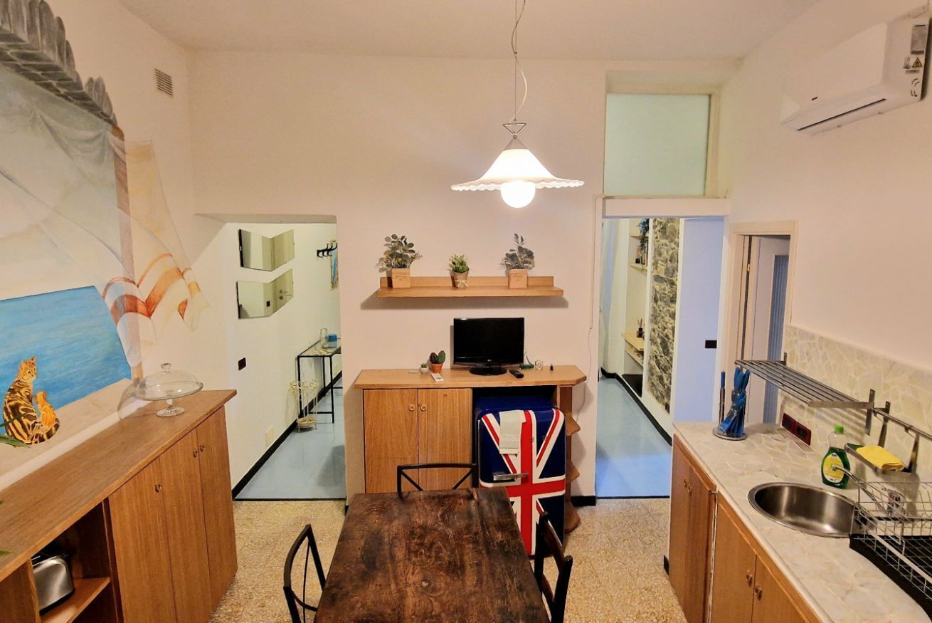 Fridge, oven, stovetop, cookware/dishes/utensils