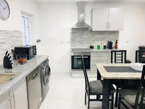 Micro-ondes, four, plaque de cuisson, lave-vaisselle