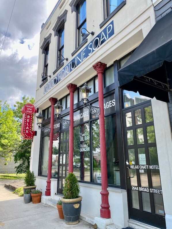 Exterior detail - Magical & Cozy: King Bed, Twinkle-Light Shower, Rooftop Views (Chattanooga)