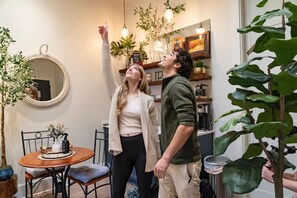 Dining - Magical & Cozy: King Bed, Twinkle-Light Shower, Rooftop Views (Chattanooga)