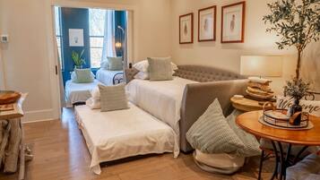 2 bedrooms, desk, iron/ironing board, WiFi