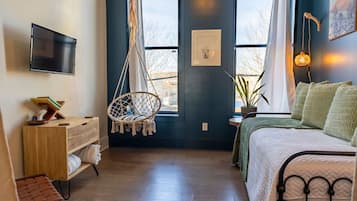 2 bedrooms, desk, iron/ironing board, WiFi